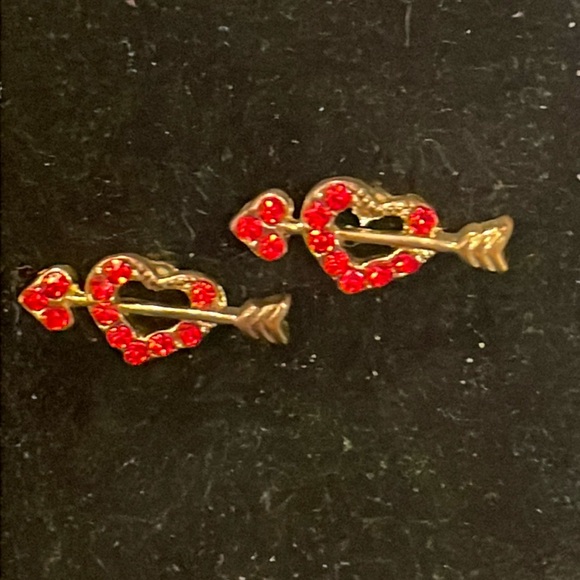 0.5” mixed metal gold tone heart & arrow stud earrings 7 prong set red crystals - Picture 1 of 10